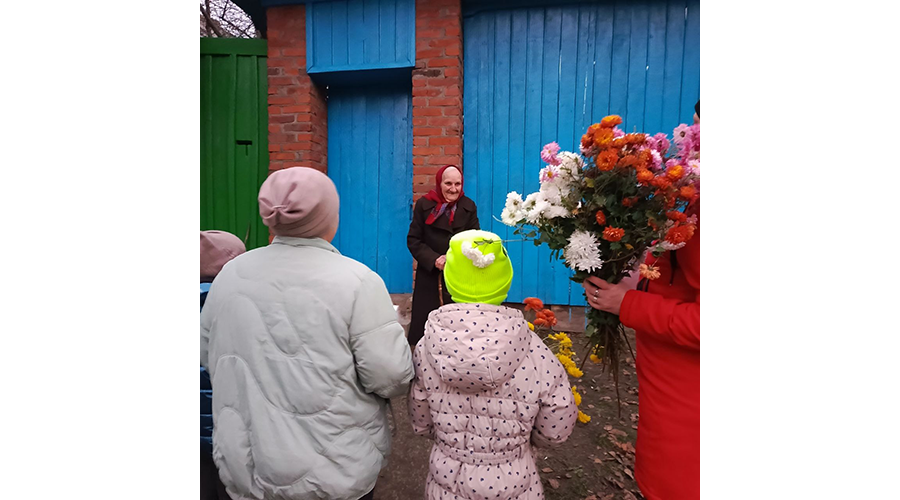 В Новозыбковском округе поздравили долгожительницу