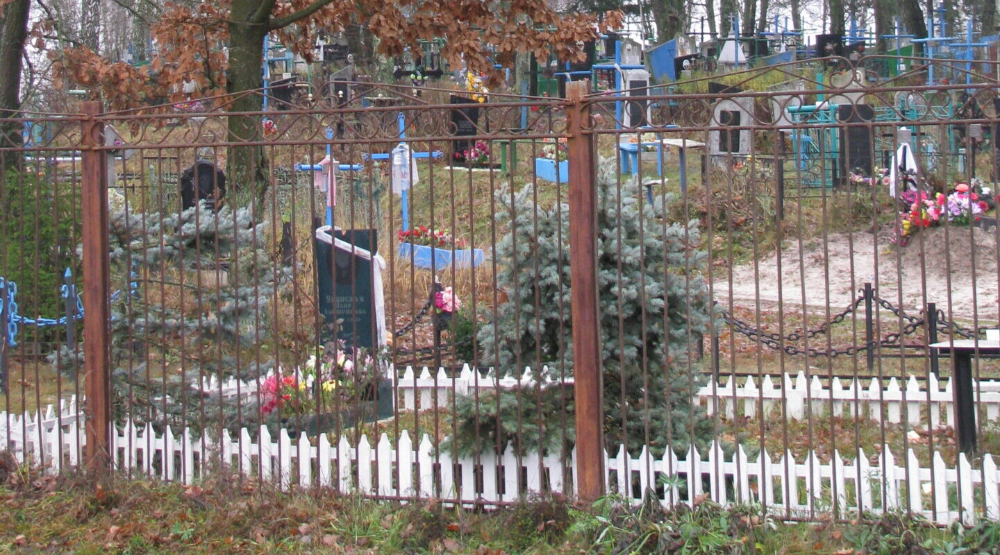 Новозыбковские кладбища очищают от мусора