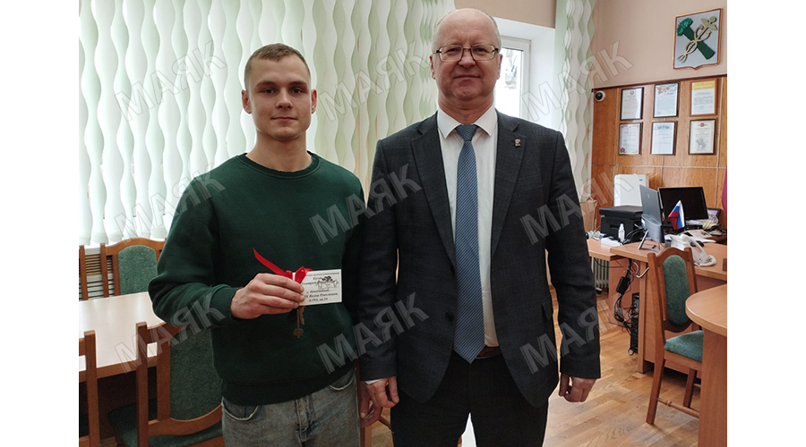 В Новозыбкове вручили ключи от квартиры сироте