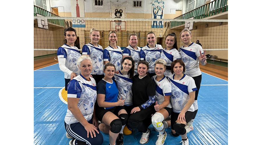 Быстрые, твердые, решительные женщины Новозыбкова играют в волейбол