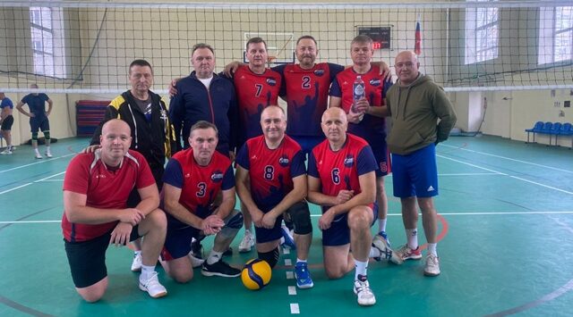 Волейболисты из Новозыбкова стартовали с победы в турнире ветеранов