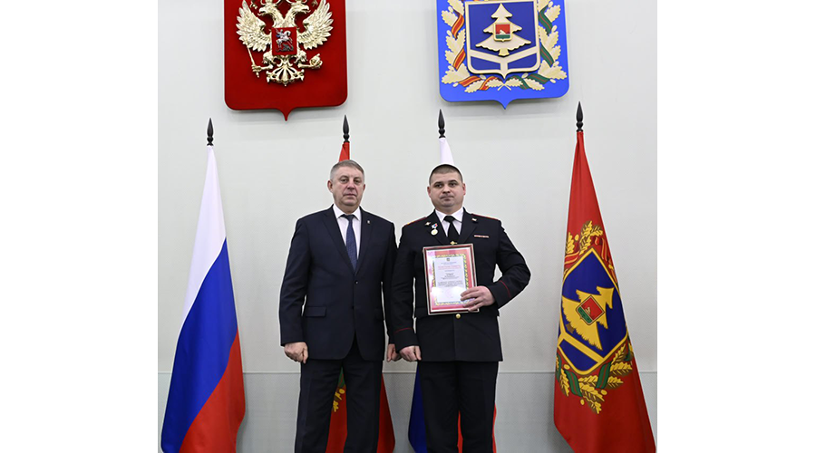 Александр Богомаз вручил начальнику отдела полиции Новозыбкова награду