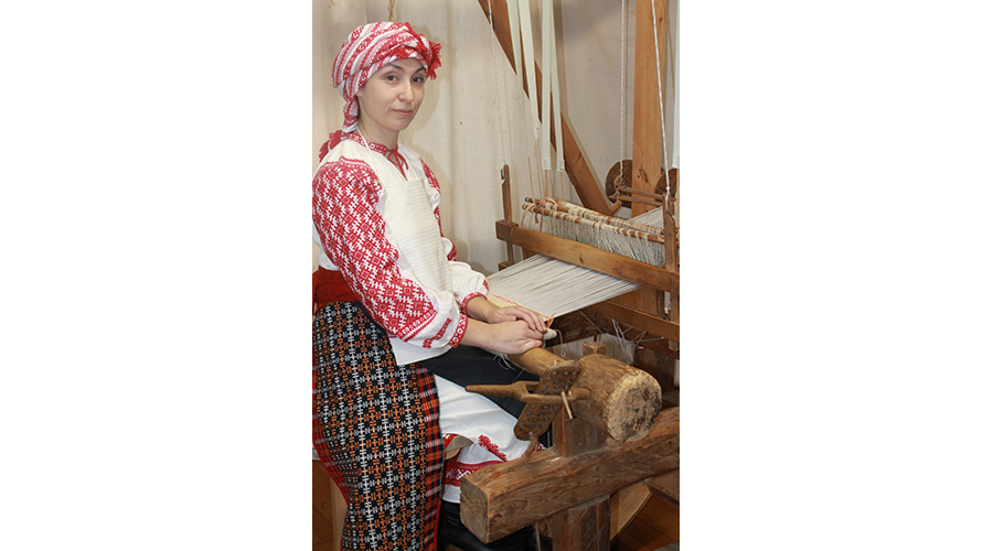 Новозыбчанка Юлия Назарова обучает детей ткачеству