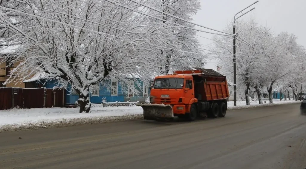 Брянские коммунальщики в усиленном режиме работают на улицах региона