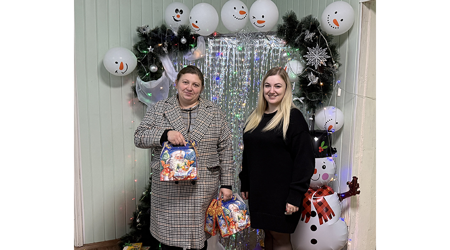 В Новозыбкове начали выдавать новогодние подарки