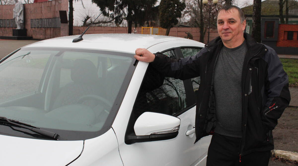 Механизатору из брянского Стародуба вручили автомобиль