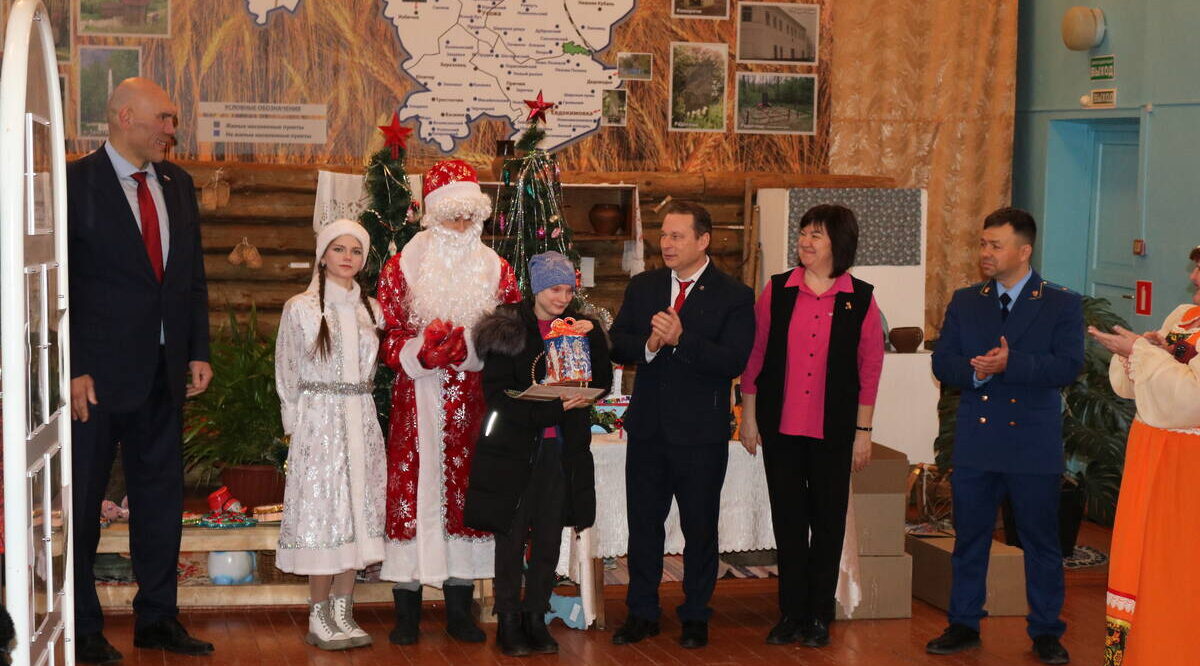 Николай Валуев поздравил детей на «Новогодней елке» в Комаричском районе