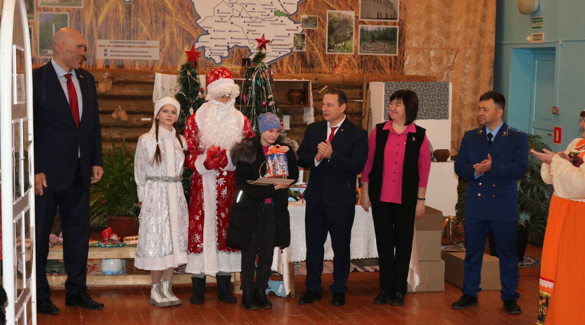 В Комаричском районе Брянской области вручили ключи от квартиры сироте