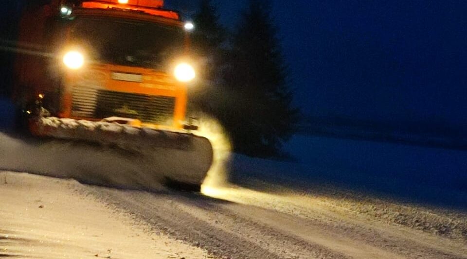 На Брянщине ведется очистка и обработка дорог от снега