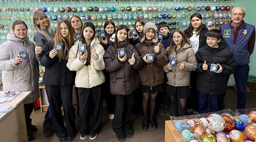 Гимназисты Новозыбкова учились делать новогодние игрушки