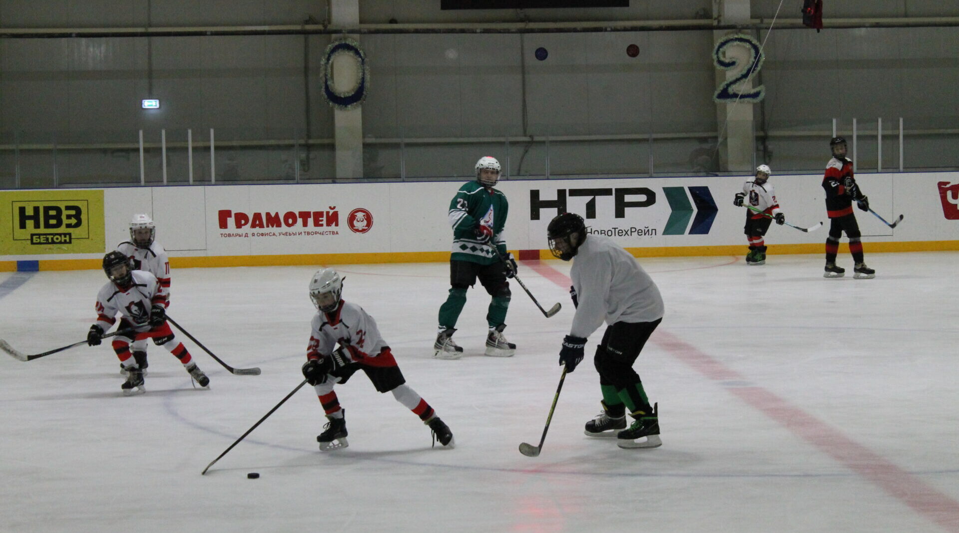 Боевой ничьей завершился матч родителей против детей на новозыбковском льду