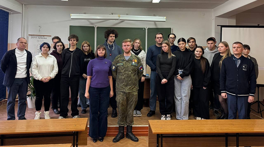 Новозыбковские студенты встретились с ветераном СВО