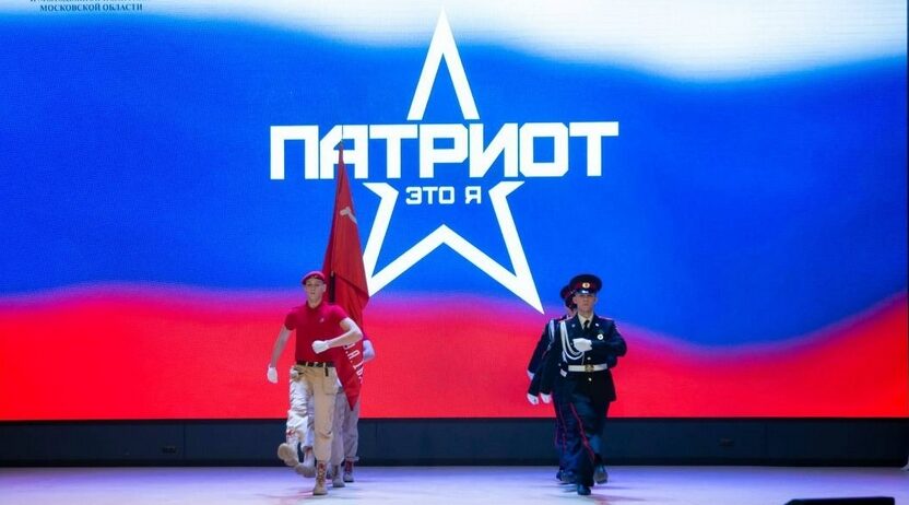 Брянские кадеты передали копию Знамени Победы в Московскую область