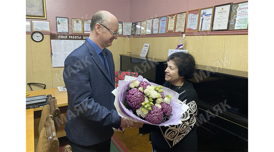 Проводник в мир музыки: Легендарный директор новозыбковской музыкальной школы отмечает юбилей