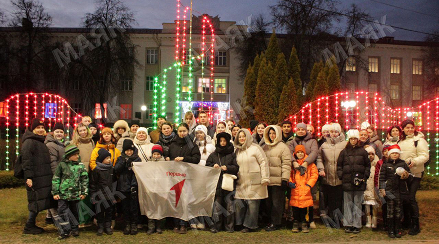 Родные любимые из Новозыбкова зажгли огни на главной елке Гомельщины