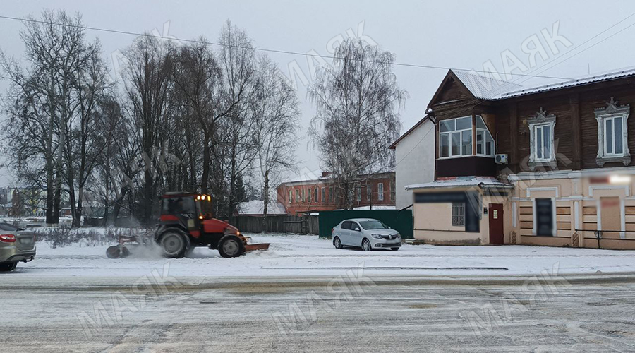 В Новозыбкове утро началось с уборки снега