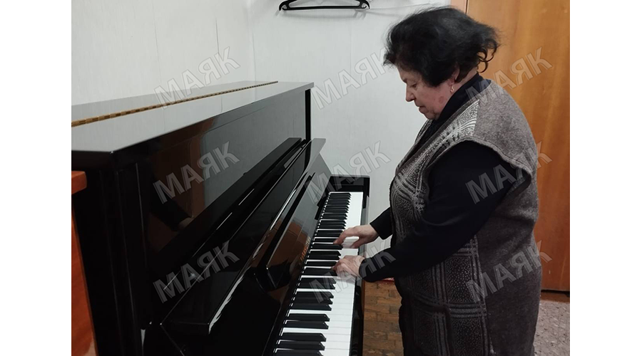 В Новозыбковскую музыкальную школу привезли новый инструмент