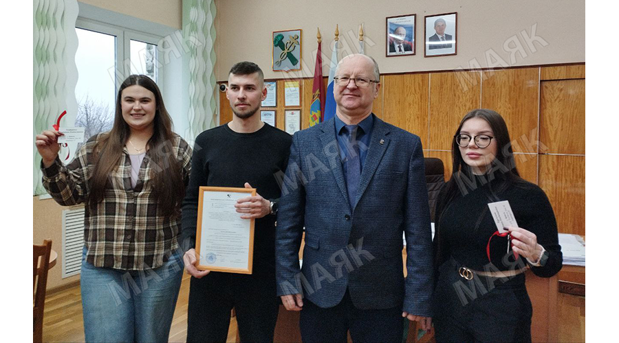 В Новозыбкове вручили ключи от квартир детям-сиротам