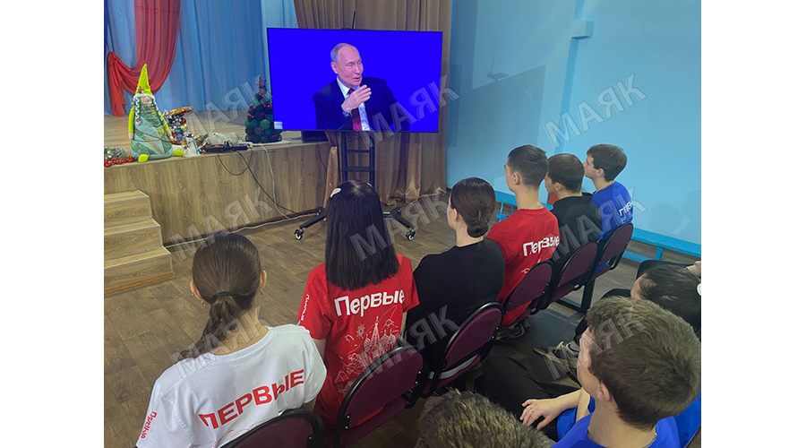 Новозыбковцы внимательно смотрят прямую линию с Владимиром Путиным