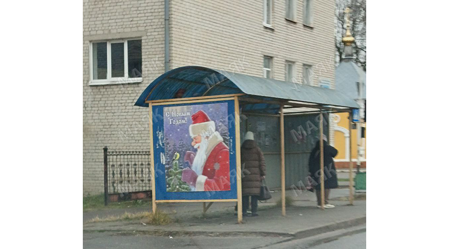 Новогодние открытки украсили остановки Новозыбкова