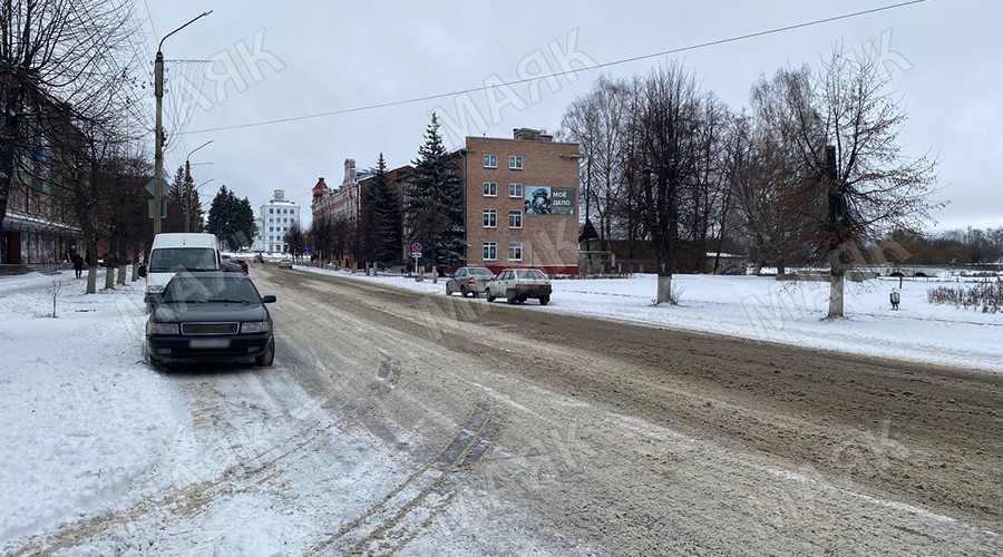 Новозыбковские коммунальщики вышли на уборку снега
