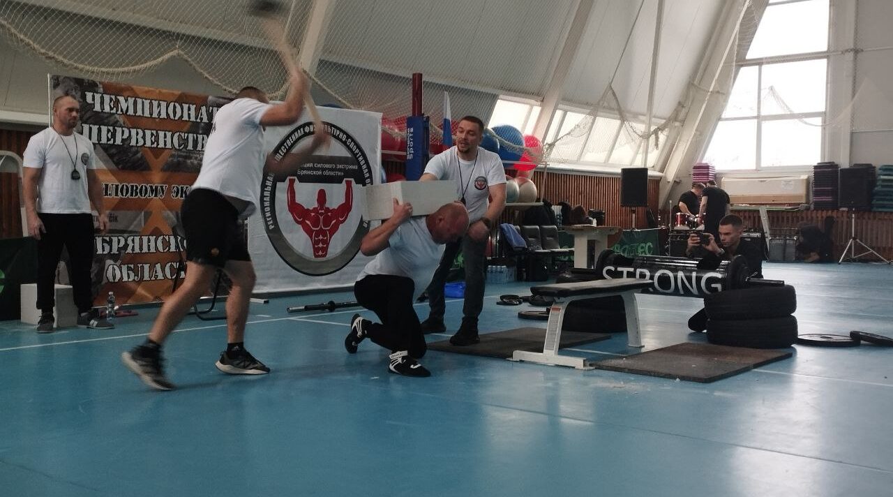 В Новозыбкове соревнуются силачи