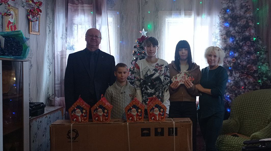 Александр Юрлов подарил велосипед 13-летней новозыбчанке Дарье в рамках «Елки желаний»