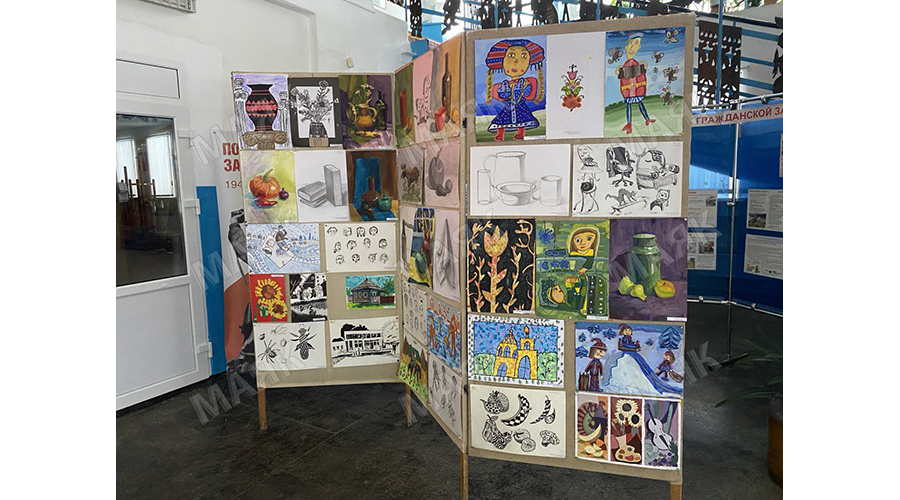 Выставка «Новогодний вернисаж» открылась в Новозыбковской ДХШ