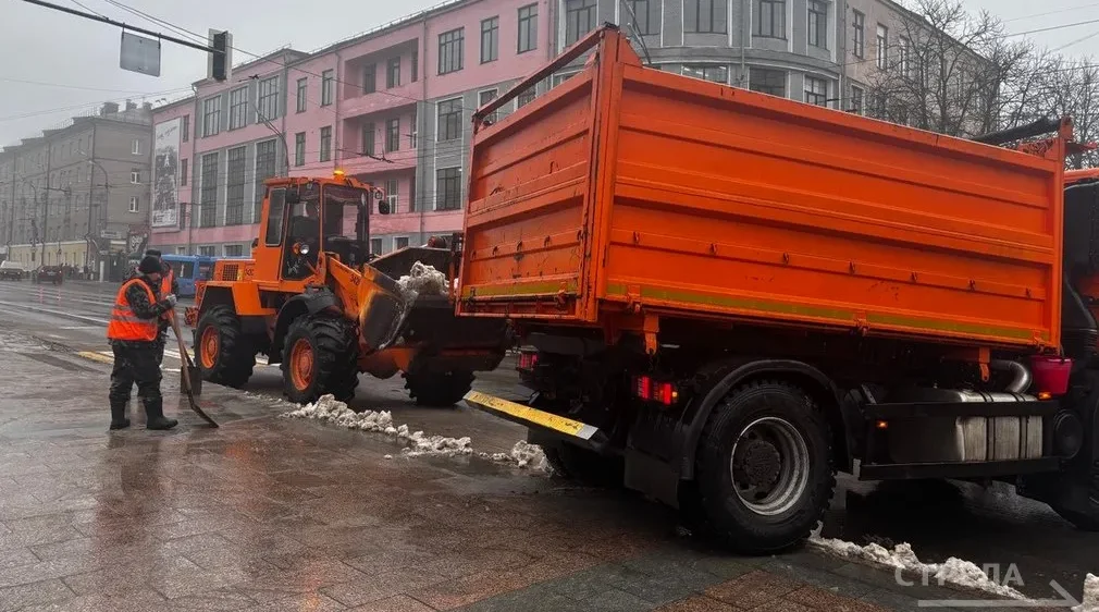 Коммунальные службы Брянска продолжают уборку улиц