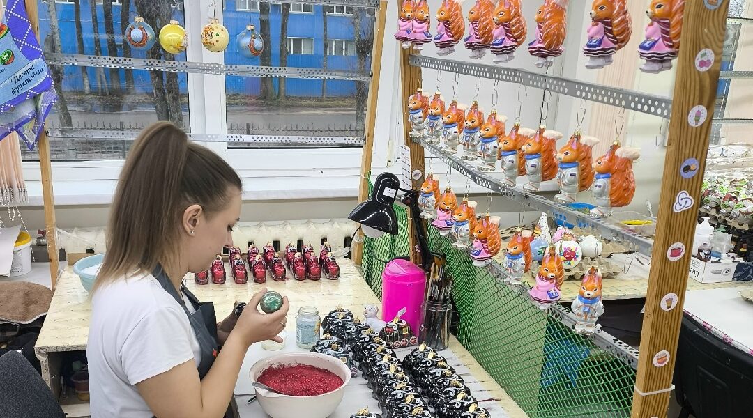 Глава Новозыбковской горадминистрации Александр Юрлов побывал на фабрике новогодних игрушек