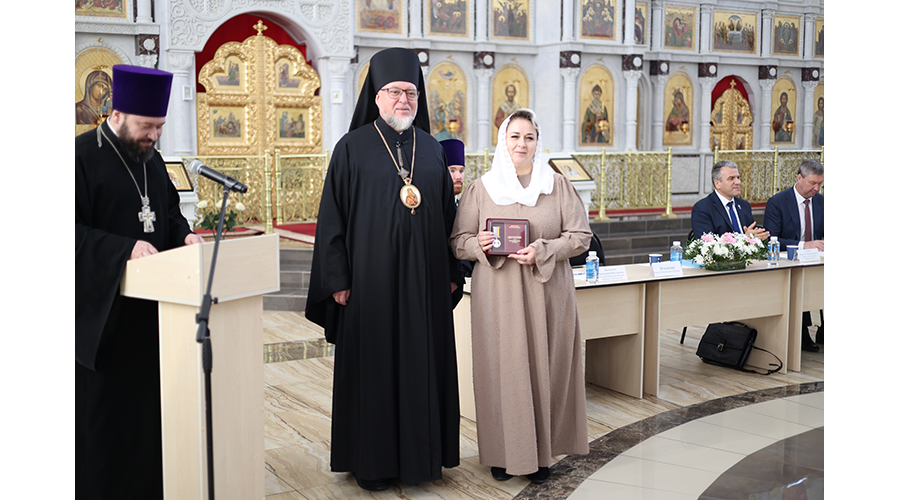 Руководитель хора новозыбковского храма удостоена медали