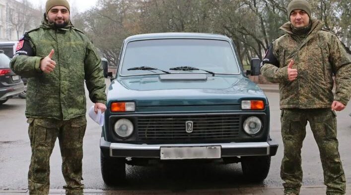 В Брянске председатель комитета облдумы Москвичев передал автомобиль подразделению Минобороны РФ