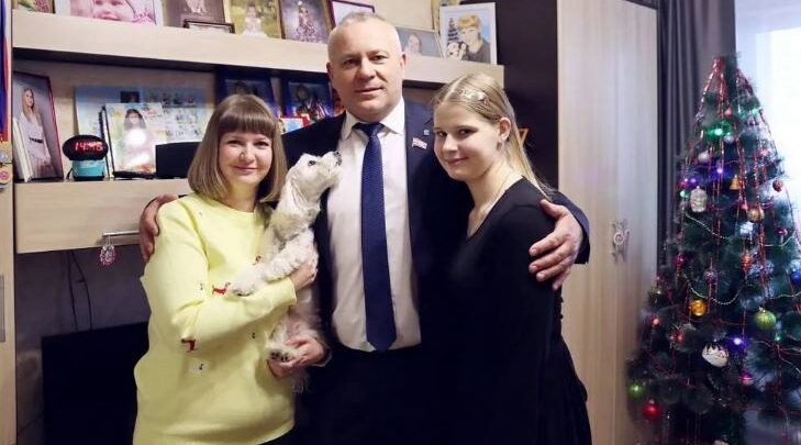 Председатель Брянской облдумы Валентин Суббот исполнил желание 15-летней Арины