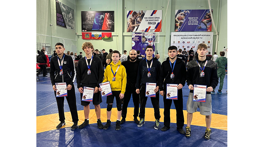 Чемпионское золото завоевали новозыбковцы на Кубке губернатора по спортивной борьбе