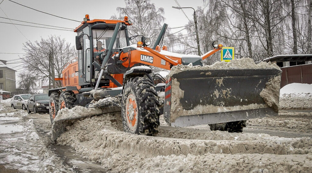 В Брянске расчищают от снежных завалов улицы в частном секторе