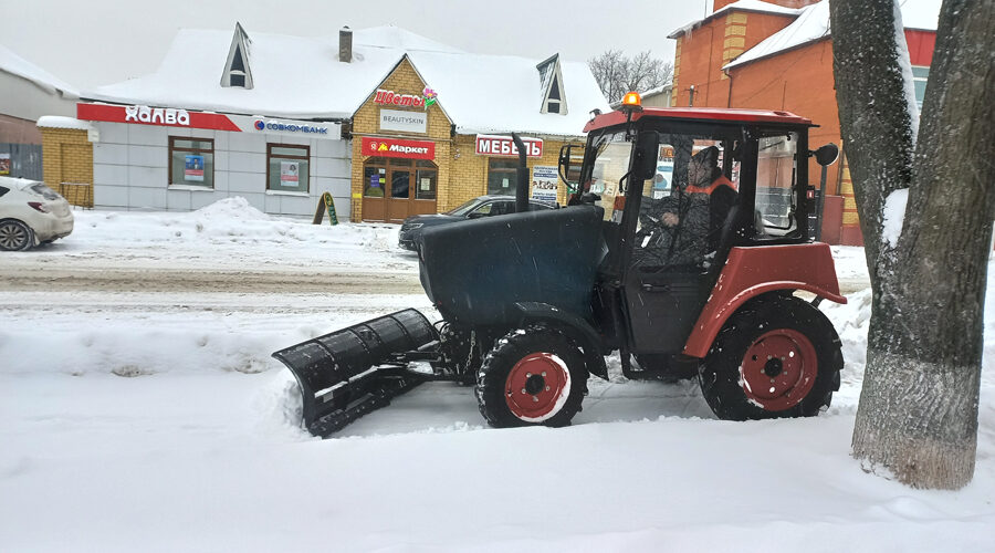 В Жуковском округе Брянщины продолжают устранять последствия снегопада