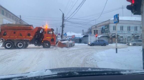 В Новозыбкове коммунальщики продолжают плановую работу по очистке дорог от снега