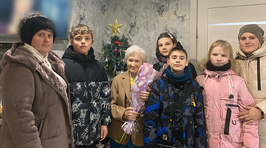 Учащиеся новозыбковской школы №4 навестили блокадницу Ленинграда