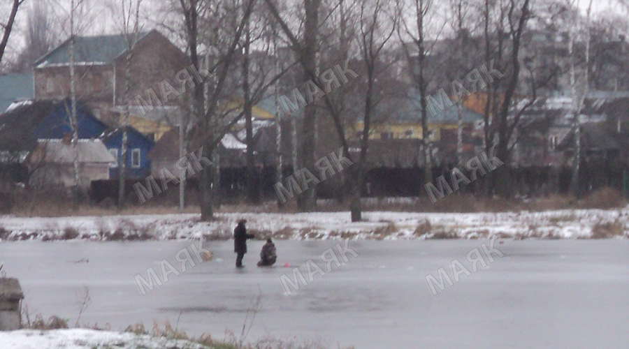 Новозыбковцам напоминают правила оказания помощи провалившемуся под лед