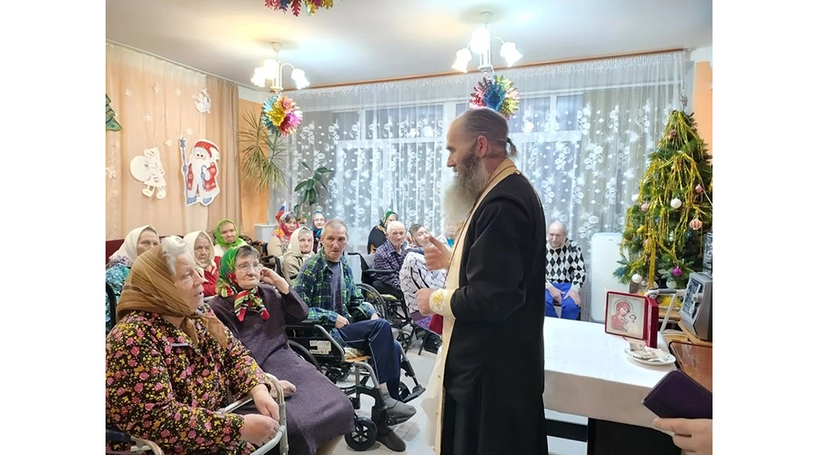 В Новозыбковском социальном доме побывал священник