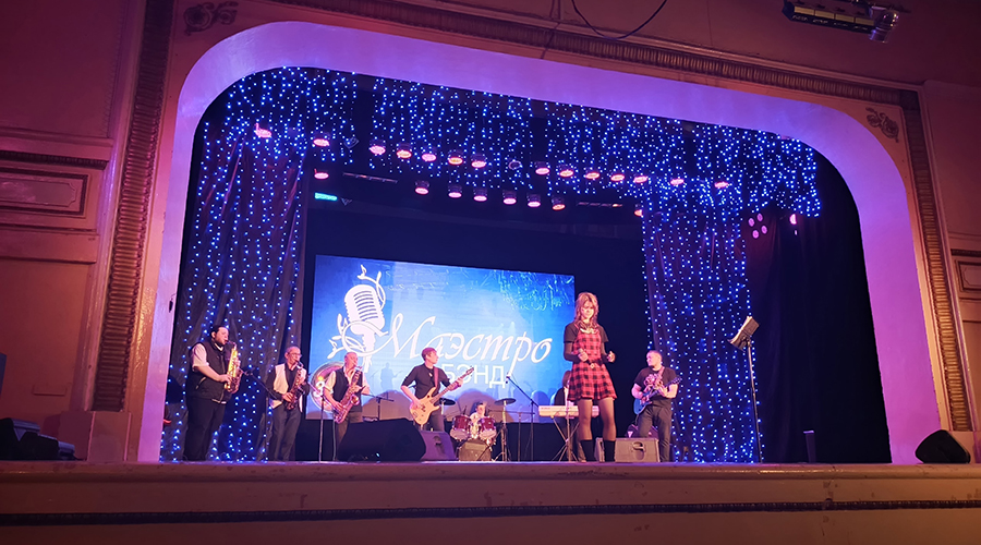 Новогодние праздники новозыбковцы завершили под живой концерт «Маэстро бэнд»