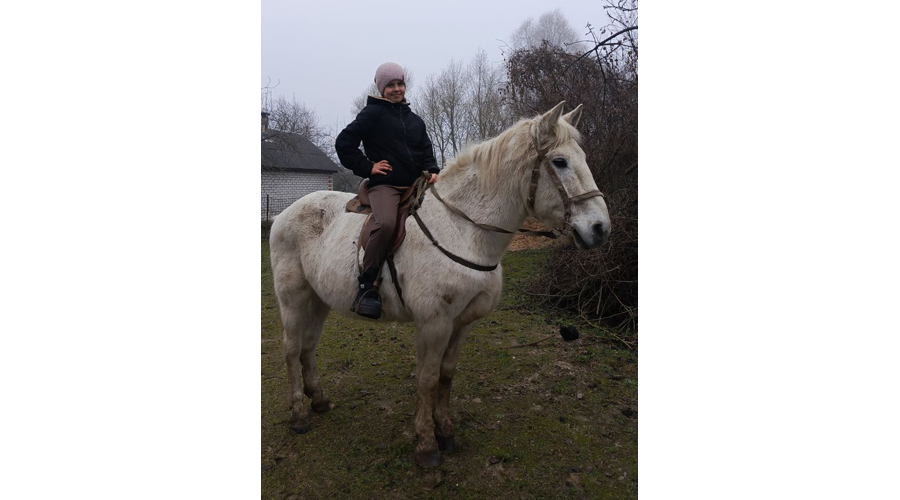 Юная новозыбчанка подружилась с конём