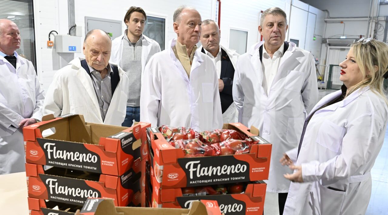 Александр Богомаз и Николай Патрушев посетили тепличный комбинат «Журиничи»