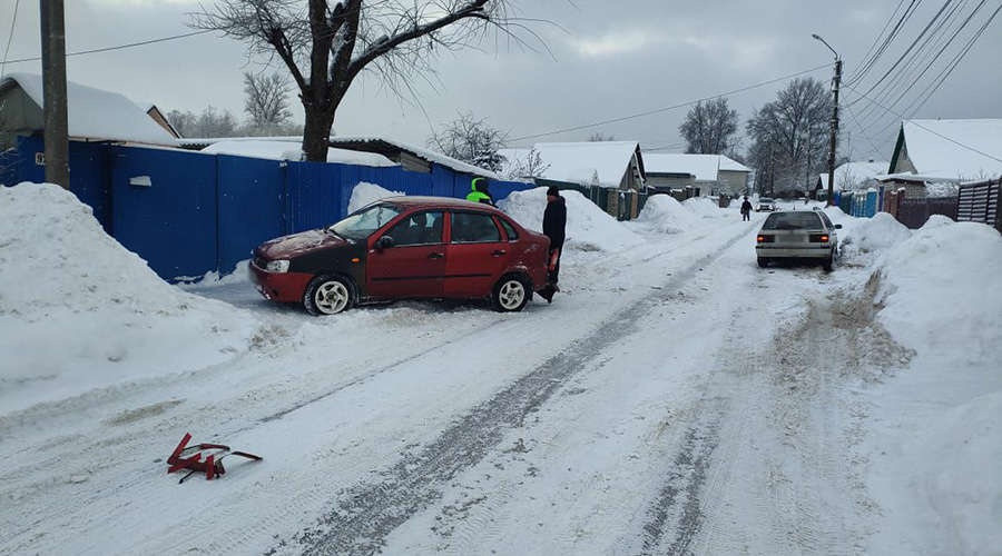 В Новозыбкове столкнулись ВАЗ и Фольксваген