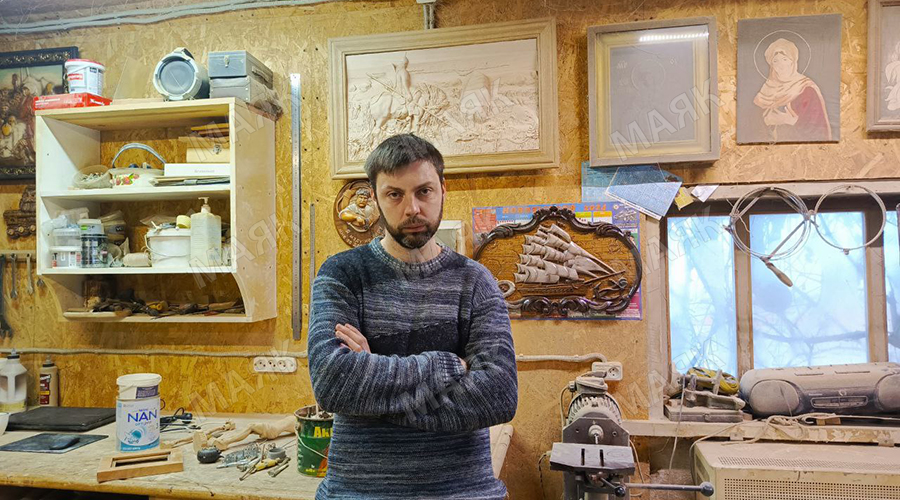 В руках новозыбковца дерево оживает