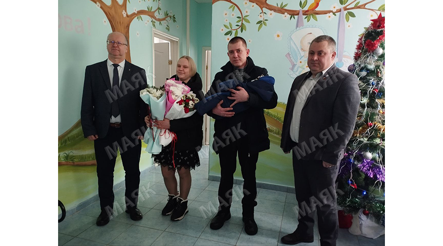 Руководители Новозыбковского округа поздравили родителей первого мальчика, рожденного в 2026 году