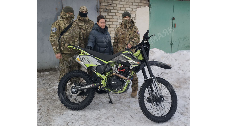 Мама погибшего новозыбковского бойца передала технику его однополчанам