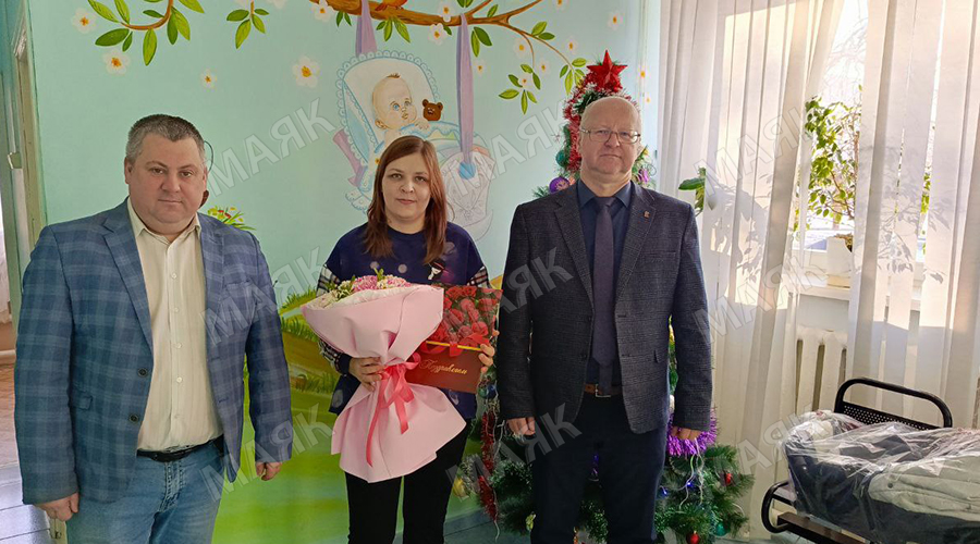 Маме первой рожденной в 2026 году новозыбковской девочке вручили подарки