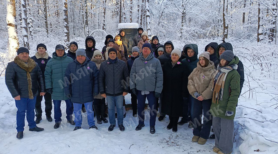 В Карховском лесу Новозыбкова почтили память жертв расстрела 1942 года