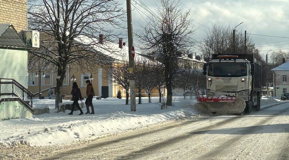 В Новозыбкове продолжается уборка снега